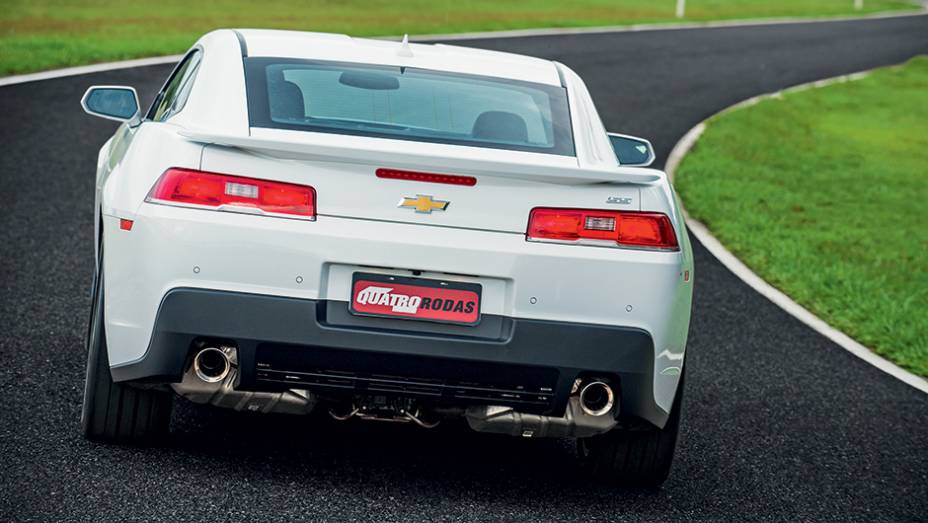 O aerofólio ficou maior, as lanternas têm formato retangular e a área do difusor se estende até a placa traseira | <a href="https://beta-develop.quatrorodas.abril.com.br/carros/testes/chevrolet-camaro-ss-763989.shtml" rel="migration">Leia mais</a> O aerofólio ficou maior, as lanternas têm formato retangular e a área do difusor se estende até a placa traseira | <a href="https://beta-develop.quatrorodas.abril.com.br/carros/testes/chevrolet-camaro-ss-763989.shtml" rel="migration">Leia mais</a>