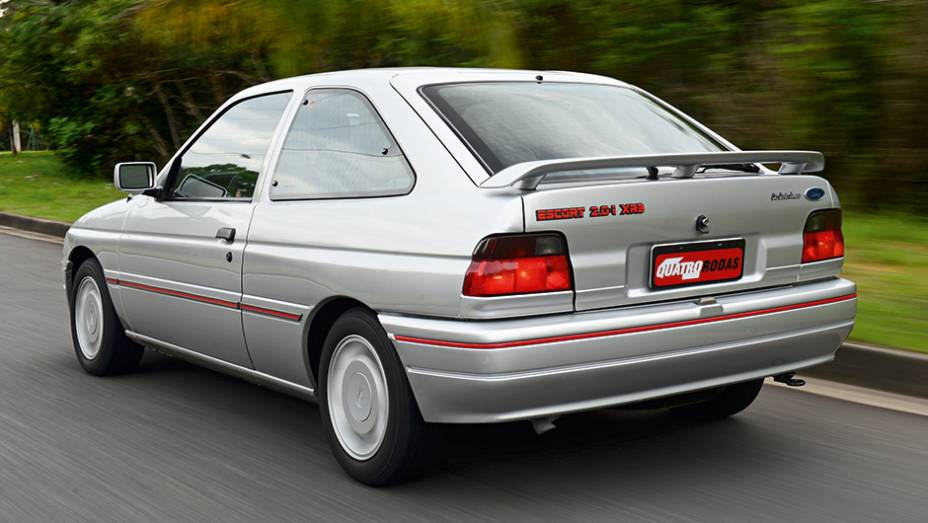 Aerof&oacute;lio traseiro passou a ser da cor da carroceria | <a href="https://beta-develop.quatrorodas.abril.com.br/carros/classicos-brasileiros/ford-escort-xr3-763284.shtml" rel="migration">Leia mais</a>