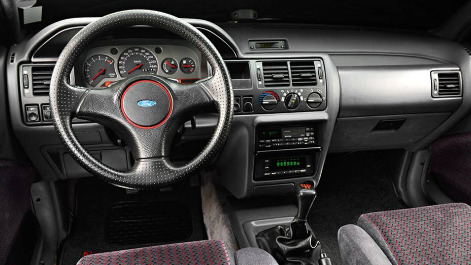 A simplicidade do painel não combinava com o XR3 | <a href="https://beta-develop.quatrorodas.abril.com.br/carros/classicos-brasileiros/ford-escort-xr3-763284.shtml" rel="migration">Leia mais</a> A simplicidade do painel não combinava com o XR3 | <a href="https://beta-develop.quatrorodas.abril.com.br/carros/classicos-brasileiros/ford-escort-xr3-763284.shtml" rel="migration">Leia mais</a>