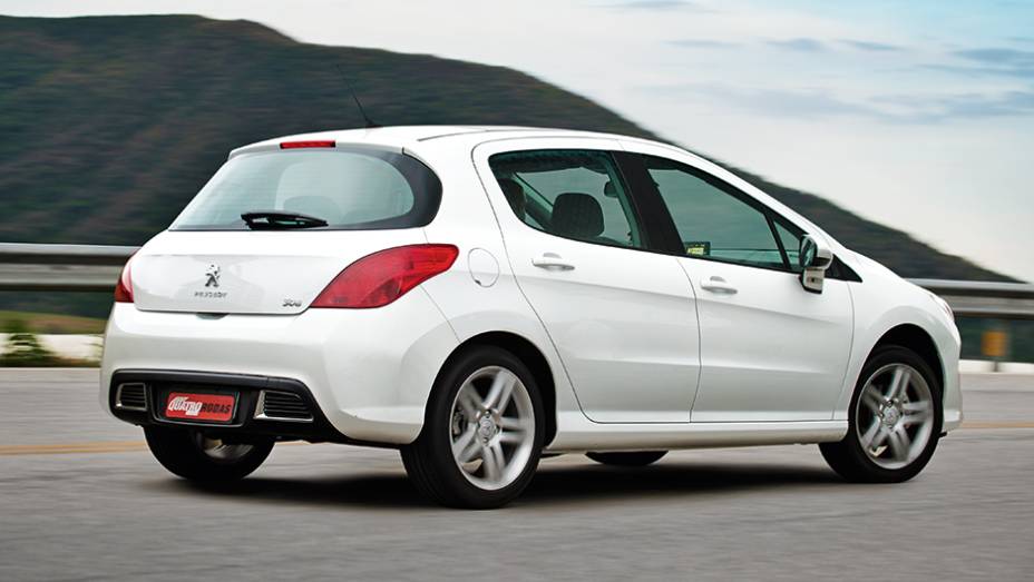 O 308 é, na verdade, um 307 que passou por um superface-lift | <a href="https://beta-develop.quatrorodas.abril.com.br/carros/comparativos/hatches-medios-762947.shtml" rel="migration">Leia mais</a>