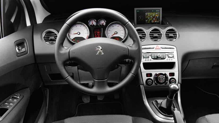 Versão Allure do 308 traz, de série, teto, e ar-condicionado digital bizona | <a href="https://beta-develop.quatrorodas.abril.com.br/carros/comparativos/hatches-medios-762947.shtml" rel="migration">Leia mais</a>