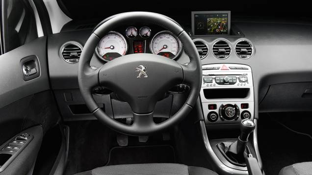 Versão Allure do 308 traz, de série, teto, e ar-condicionado digital bizona | <a href="https://beta-develop.quatrorodas.abril.com.br/carros/comparativos/hatches-medios-762947.shtml" rel="migration">Leia mais</a> Versão Allure do 308 traz, de série, teto, e ar-condicionado digital bizona | <a href="https://beta-develop.quatrorodas.abril.com.br/carros/comparativos/hatches-medios-762947.shtml" rel="migration">Leia mais</a>