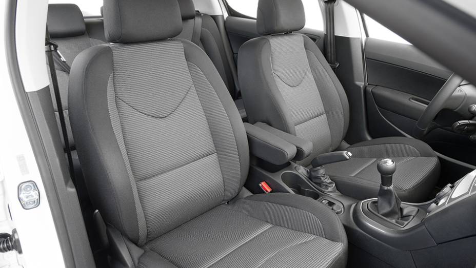 Bancos com apoios de bra&ccedil;o | <a href="https://beta-develop.quatrorodas.abril.com.br/carros/comparativos/hatches-medios-762947.shtml" rel="migration">Leia mais</a>