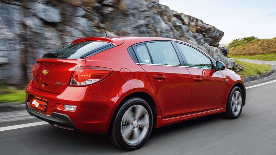 O Cruze tem o maior entre-eixos de todos: 2,69 m | <a href="https://beta-develop.quatrorodas.abril.com.br/carros/comparativos/hatches-medios-762947.shtml" rel="migration">Leia mais</a>