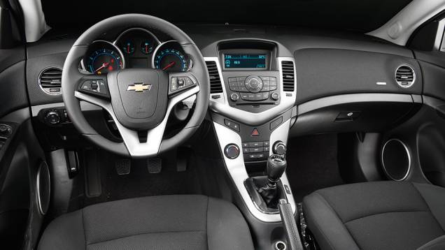 | <a href="https://beta-develop.quatrorodas.abril.com.br/carros/comparativos/hatches-medios-762947.shtml" rel="migration">Leia mais</a> | <a href="https://beta-develop.quatrorodas.abril.com.br/carros/comparativos/hatches-medios-762947.shtml" rel="migration">Leia mais</a>