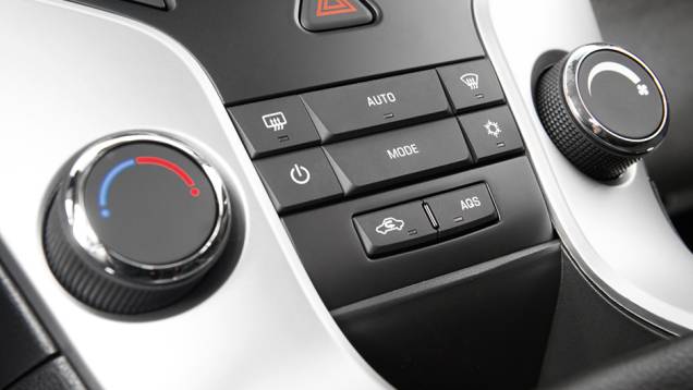 Ar tem função AQS, que fecha a recirculação automaticamente ao detectar alta concentração de poluentes | <a href="https://beta-develop.quatrorodas.abril.com.br/carros/comparativos/hatches-medios-762947.shtml" rel="migration">Leia mais</a> Ar tem função AQS, que fecha a recirculação automaticamente ao detectar alta concentração de poluentes | <a href="https://beta-develop.quatrorodas.abril.com.br/carros/comparativos/hatches-medios-762947.shtml" rel="migration">Leia mais</a>