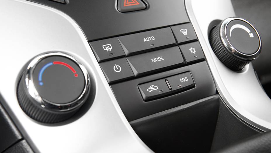 Ar tem fun&ccedil;&atilde;o AQS, que fecha a recircula&ccedil;&atilde;o automaticamente ao detectar alta concentra&ccedil;&atilde;o de poluentes | <a href="https://beta-develop.quatrorodas.abril.com.br/carros/comparativos/hatches-medios-762947.shtml" rel="migration">Leia mais</a>