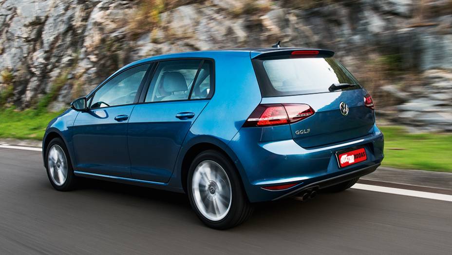 O Golf atual manteve as linhas básicas das gerações anteriores | <a href="https://beta-develop.quatrorodas.abril.com.br/carros/comparativos/hatches-medios-762947.shtml" rel="migration">Leia mais</a>