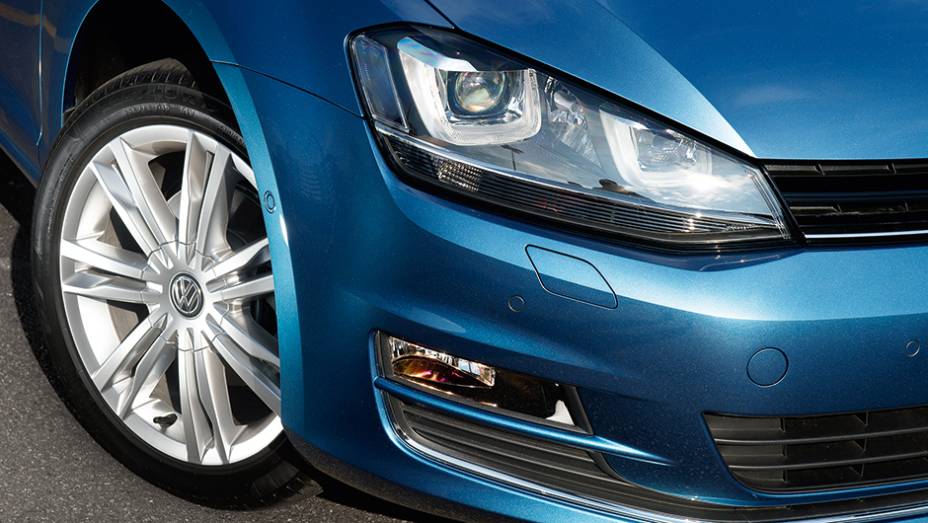 ... far&oacute;is com xen&ocirc;nio e leds, rodas aro 17... | <a href="https://beta-develop.quatrorodas.abril.com.br/carros/comparativos/hatches-medios-762947.shtml" rel="migration">Leia mais</a>