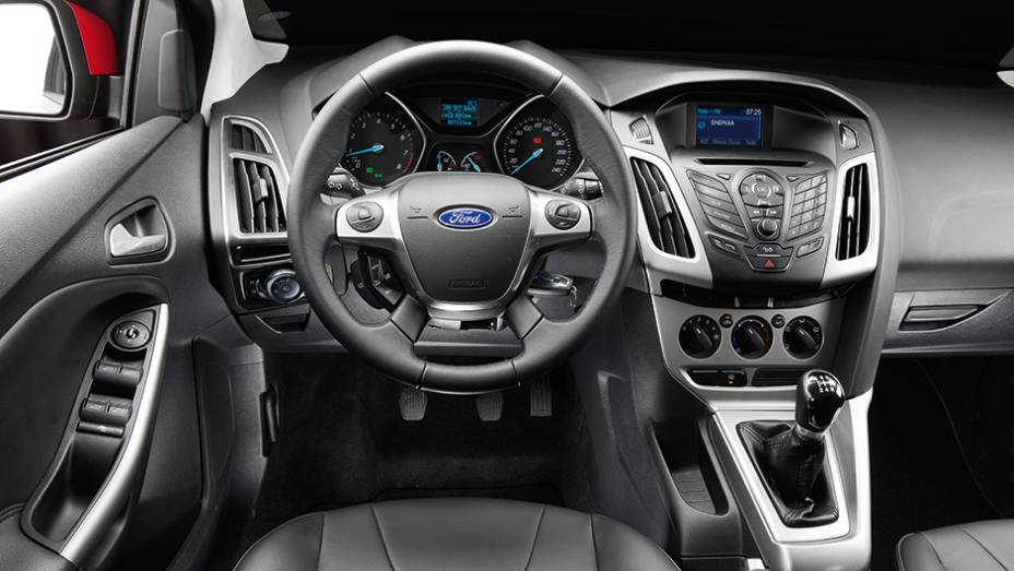 Apliques de cor cinza,... | <a href="https://beta-develop.quatrorodas.abril.com.br/carros/comparativos/hatches-medios-762947.shtml" rel="migration">Leia mais</a>