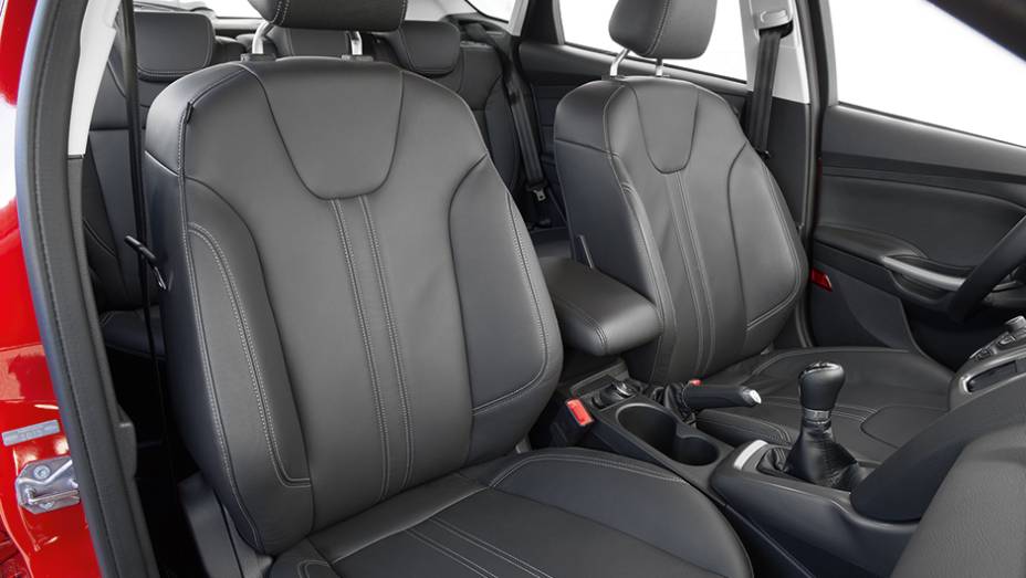 ... couro... | <a href="https://beta-develop.quatrorodas.abril.com.br/carros/comparativos/hatches-medios-762947.shtml" rel="migration">Leia mais</a>