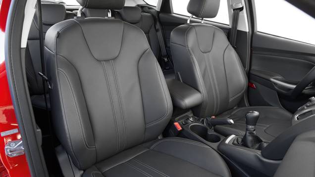 ... couro... | <a href="https://beta-develop.quatrorodas.abril.com.br/carros/comparativos/hatches-medios-762947.shtml" rel="migration">Leia mais</a> ... couro... | <a href="https://beta-develop.quatrorodas.abril.com.br/carros/comparativos/hatches-medios-762947.shtml" rel="migration">Leia mais</a>