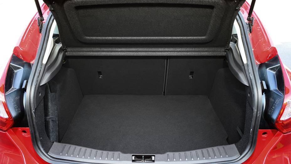 Ao priorizar a cabine, o porta-malas ficou com volume reduzido a 316 l | <a href="https://beta-develop.quatrorodas.abril.com.br/carros/comparativos/hatches-medios-762947.shtml" rel="migration">Leia mais</a>