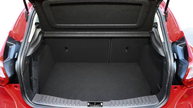 Ao priorizar a cabine, o porta-malas ficou com volume reduzido a 316 l | <a href="https://beta-develop.quatrorodas.abril.com.br/carros/comparativos/hatches-medios-762947.shtml" rel="migration">Leia mais</a> Ao priorizar a cabine, o porta-malas ficou com volume reduzido a 316 l | <a href="https://beta-develop.quatrorodas.abril.com.br/carros/comparativos/hatches-medios-762947.shtml" rel="migration">Leia mais</a>