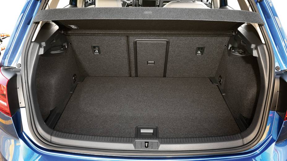 H&aacute; bom espa&ccedil;o para pernas, mas o porta-malas &eacute; pequeno: 313 l | <a href="https://beta-develop.quatrorodas.abril.com.br/carros/comparativos/hatches-medios-762947.shtml" rel="migration">Leia mais</a>