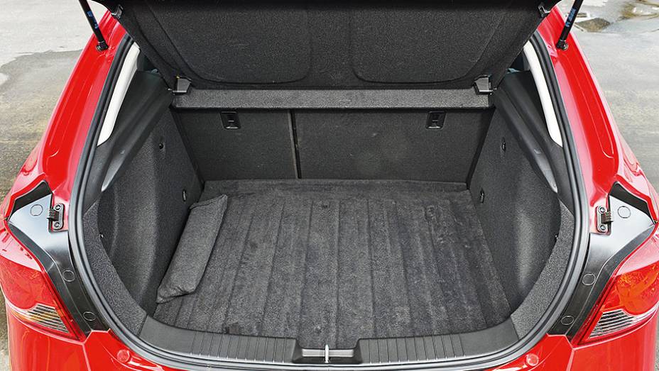Formato da traseira deixa a entrada ampla. Capacidade &eacute; de 402 l | <a href="https://beta-develop.quatrorodas.abril.com.br/carros/comparativos/hatches-medios-762947.shtml" rel="migration">Leia mais</a>