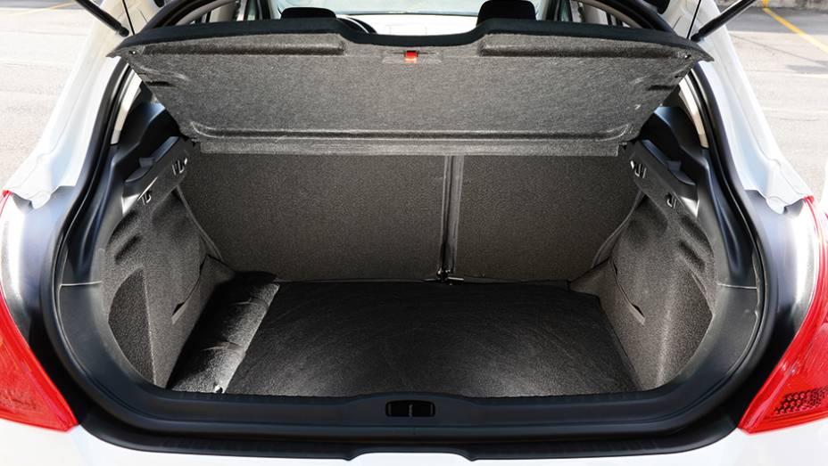 O bagageiro &eacute; grande (430 l), mas h&aacute; pouco espa&ccedil;o para pernas | <a href="https://beta-develop.quatrorodas.abril.com.br/carros/comparativos/hatches-medios-762947.shtml" rel="migration">Leia mais</a>