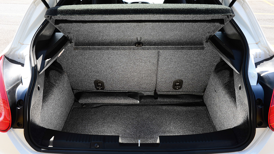 Mais alto, o espa&ccedil;o para malas &eacute; farto no veterano da fiat: 400 l | <a href="https://beta-develop.quatrorodas.abril.com.br/carros/comparativos/hatches-medios-762947.shtml" rel="migration">Leia mais</a>
