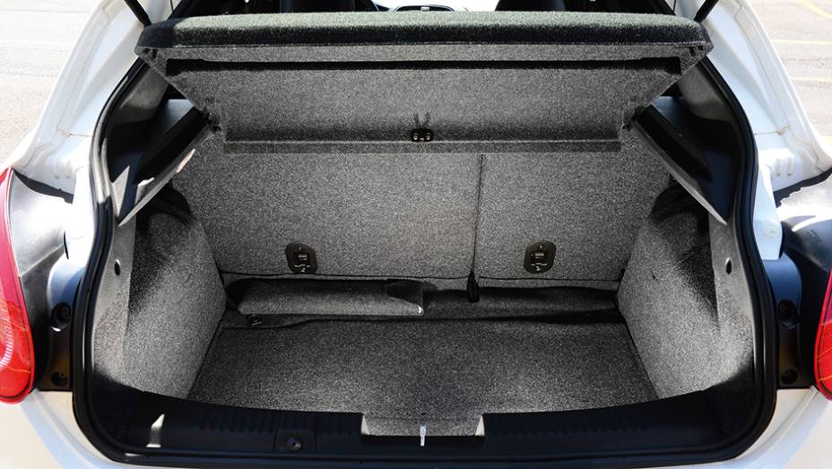 Mais alto, o espa&ccedil;o para malas &eacute; farto no veterano da fiat: 400 l | <a href="https://beta-develop.quatrorodas.abril.com.br/carros/comparativos/hatches-medios-762947.shtml" rel="migration">Leia mais</a>