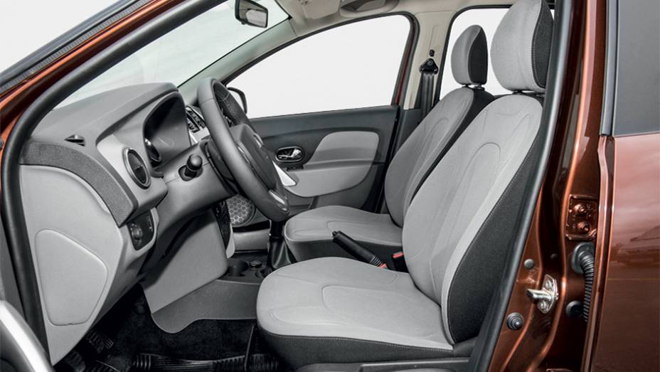 Volante e banco do motorista têm ajuste de altura | <a href="https://beta-develop.quatrorodas.abril.com.br/carros/testes/renault-logan-dynamique-1-6-8v-761965.shtml" rel="migration">Leia mais</a> Volante e banco do motorista têm ajuste de altura | <a href="https://beta-develop.quatrorodas.abril.com.br/carros/testes/renault-logan-dynamique-1-6-8v-761965.shtml" rel="migration">Leia mais</a>