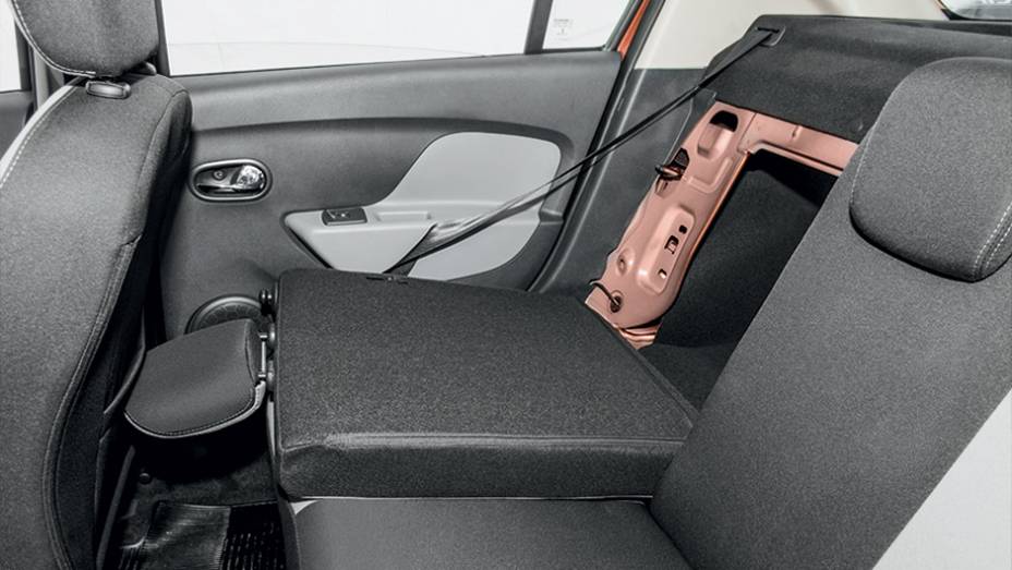 Banco traseiro é rebatível | <a href="https://beta-develop.quatrorodas.abril.com.br/carros/testes/renault-logan-dynamique-1-6-8v-761965.shtml" rel="migration">Leia mais</a> Banco traseiro é rebatível | <a href="https://beta-develop.quatrorodas.abril.com.br/carros/testes/renault-logan-dynamique-1-6-8v-761965.shtml" rel="migration">Leia mais</a>