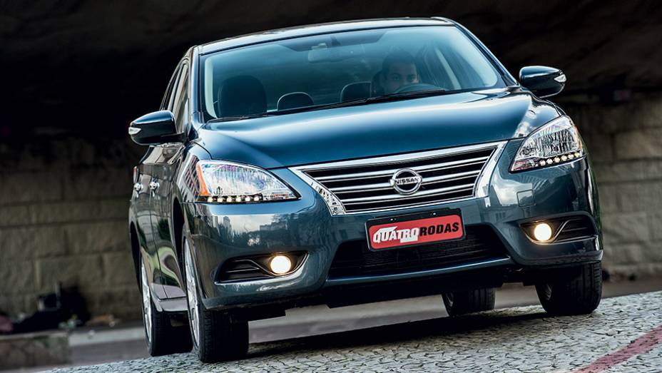 Filete de leds nos faróis fica aceso durante o dia | <a href="https://beta-develop.quatrorodas.abril.com.br/carros/testes/nissan-sentra-762995.shtml" rel="migration">Leia mais</a>