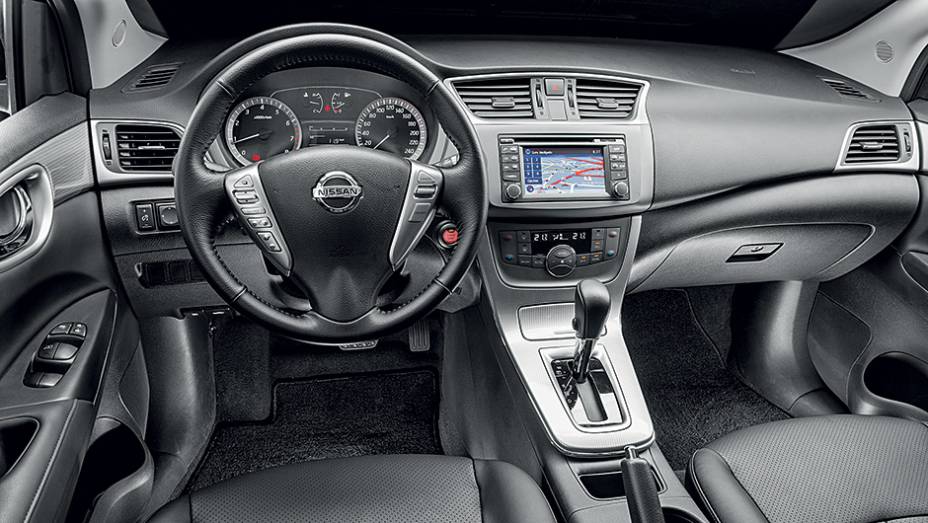 Interior &eacute; bem-acabado, bem-equipado e, enfim, bonito de ver. Central multim&iacute;dia da vers&atilde;o SL tem tela maior (5,8") | <a href="https://beta-develop.quatrorodas.abril.com.br/carros/testes/nissan-sentra-762995.shtml" rel="migration">Leia mais</a>