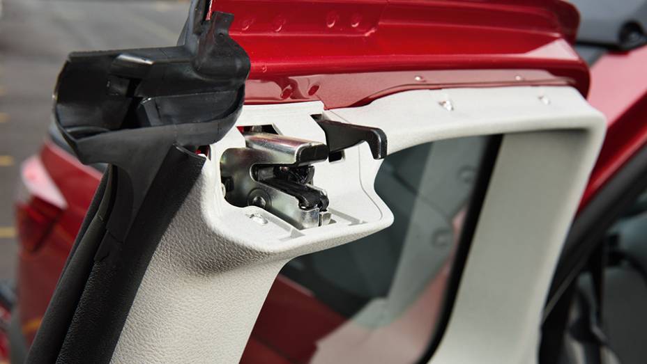 Porta tem travas no alto... | <a href="https://beta-develop.quatrorodas.abril.com.br/carros/testes/fiat-strada-adventure-1-6-16v-cd-762709.shtml" rel="migration">Leia mais</a> Porta tem travas no alto... | <a href="https://beta-develop.quatrorodas.abril.com.br/carros/testes/fiat-strada-adventure-1-6-16v-cd-762709.shtml" rel="migration">Leia mais</a>