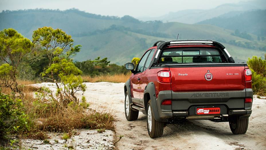 Strada 2014 tem lanternas, tampa e para-choque traseiro novos | <a href="https://beta-develop.quatrorodas.abril.com.br/carros/testes/fiat-strada-adventure-1-6-16v-cd-762709.shtml" rel="migration">Leia mais</a>