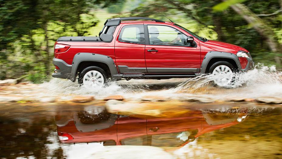 A terceira porta de acesso fica do lado direito da carroceria | <a href="https://beta-develop.quatrorodas.abril.com.br/carros/testes/fiat-strada-adventure-1-6-16v-cd-762709.shtml" rel="migration">Leia mais</a> A terceira porta de acesso fica do lado direito da carroceria | <a href="https://beta-develop.quatrorodas.abril.com.br/carros/testes/fiat-strada-adventure-1-6-16v-cd-762709.shtml" rel="migration">Leia mais</a>