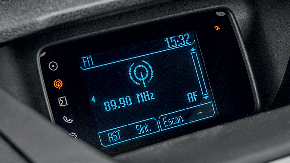Tela simplista dificulta a utiliza&ccedil;&atilde;o do sistema de &aacute;udio | <a href="https://beta-develop.quatrorodas.abril.com.br/carros/comparativos/ford-ecosport-x-chevrolet-tracker-761969.shtml" rel="migration">Leia mais</a>