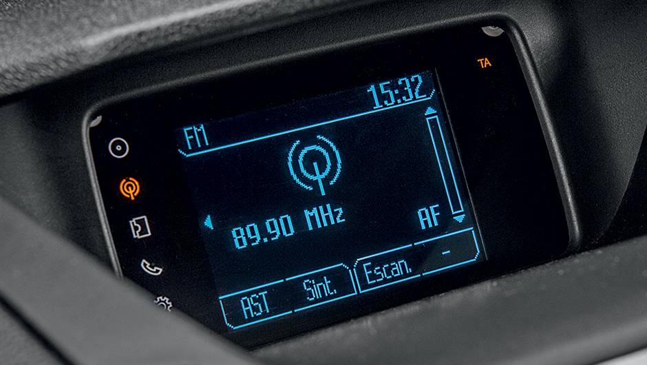 Tela simplista dificulta a utiliza&ccedil;&atilde;o do sistema de &aacute;udio | <a href="https://beta-develop.quatrorodas.abril.com.br/carros/comparativos/ford-ecosport-x-chevrolet-tracker-761969.shtml" rel="migration">Leia mais</a>