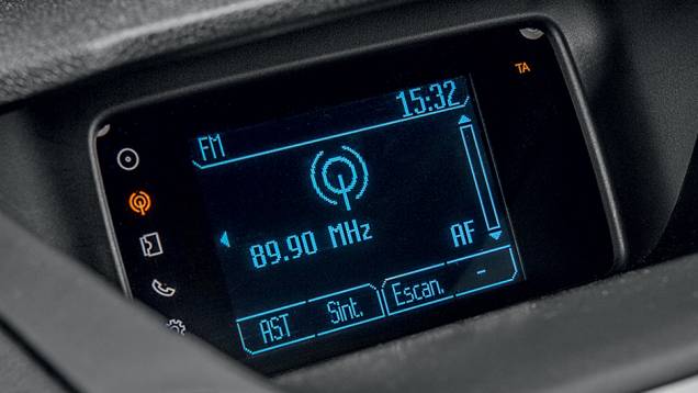 Tela simplista dificulta a utilização do sistema de áudio | <a href="https://beta-develop.quatrorodas.abril.com.br/carros/comparativos/ford-ecosport-x-chevrolet-tracker-761969.shtml" rel="migration">Leia mais</a> Tela simplista dificulta a utilização do sistema de áudio | <a href="https://beta-develop.quatrorodas.abril.com.br/carros/comparativos/ford-ecosport-x-chevrolet-tracker-761969.shtml" rel="migration">Leia mais</a>