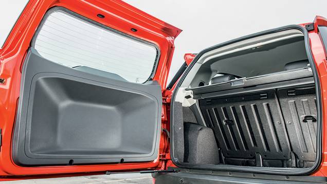 Abertura lateral da tampa é ruim em espaços apertados | <a href="https://beta-develop.quatrorodas.abril.com.br/carros/comparativos/ford-ecosport-x-chevrolet-tracker-761969.shtml" rel="migration">Leia mais</a> Abertura lateral da tampa é ruim em espaços apertados | <a href="https://beta-develop.quatrorodas.abril.com.br/carros/comparativos/ford-ecosport-x-chevrolet-tracker-761969.shtml" rel="migration">Leia mais</a>