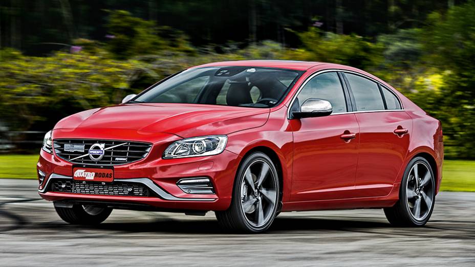Caída suave da linha do teto dá ares de cupê ao sedã | <a href="https://beta-develop.quatrorodas.abril.com.br/carros/impressoes/volvo-s60-t6-r-design-763072.shtml" rel="migration">Leia mais</a> Caída suave da linha do teto dá ares de cupê ao sedã | <a href="https://beta-develop.quatrorodas.abril.com.br/carros/impressoes/volvo-s60-t6-r-design-763072.shtml" rel="migration">Leia mais</a>