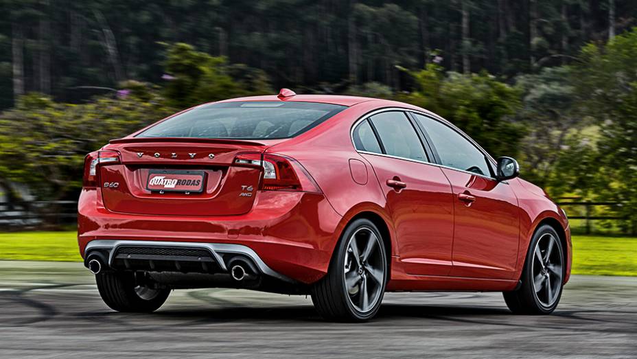 A suspens&atilde;o &eacute; rebaixada em 15 mm. As rodas de 19 polegadas s&atilde;o exclusivas dos R-Design | <a href="https://beta-develop.quatrorodas.abril.com.br/carros/impressoes/volvo-s60-t6-r-design-763072.shtml" rel="migration">Leia mais</a>