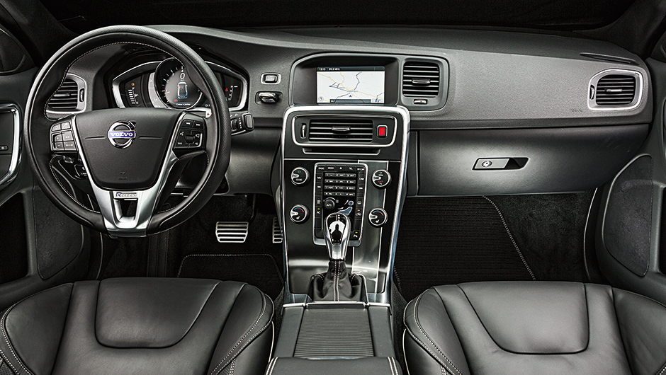 Interior com acabamento refinado, materiais de boa qualidade e comandos bem-posicionados | <a href="https://beta-develop.quatrorodas.abril.com.br/carros/impressoes/volvo-s60-t6-r-design-763072.shtml" rel="migration">Leia mais</a>