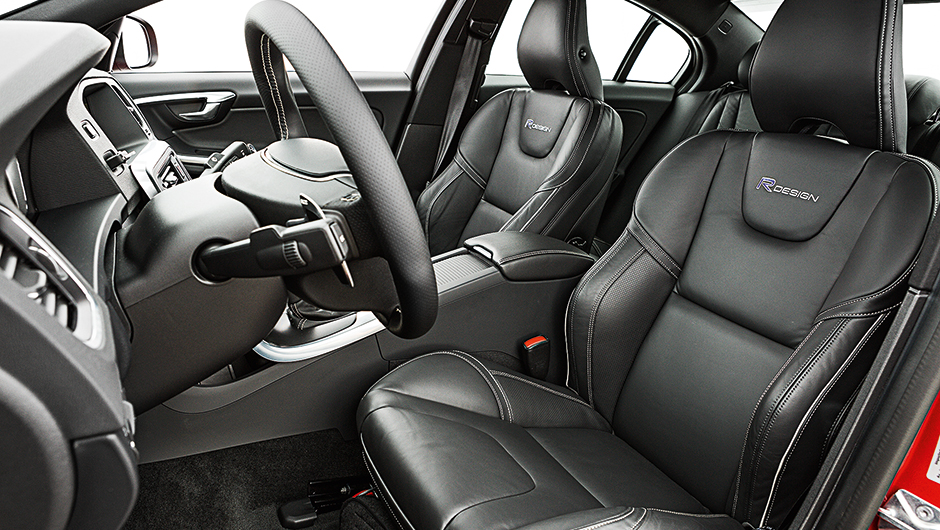 Bancos esportivos t&ecirc;m bom apoio | <a href="https://beta-develop.quatrorodas.abril.com.br/carros/impressoes/volvo-s60-t6-r-design-763072.shtml" rel="migration">Leia mais</a>