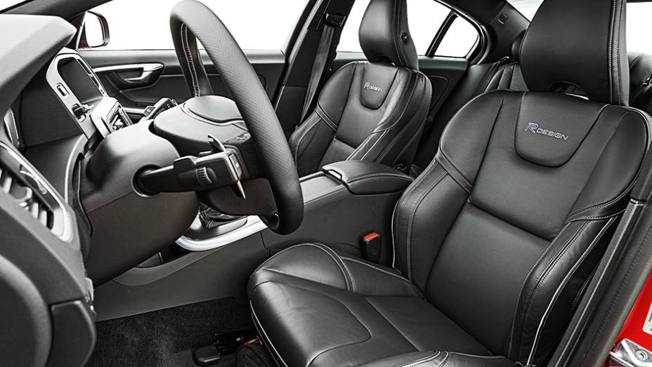 Bancos esportivos têm bom apoio | <a href="https://beta-develop.quatrorodas.abril.com.br/carros/impressoes/volvo-s60-t6-r-design-763072.shtml" rel="migration">Leia mais</a> Bancos esportivos têm bom apoio | <a href="https://beta-develop.quatrorodas.abril.com.br/carros/impressoes/volvo-s60-t6-r-design-763072.shtml" rel="migration">Leia mais</a>