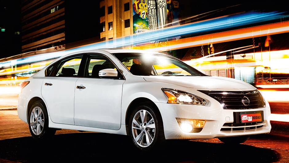 Faróis mais alongados e colados à grade, como nos BMW série 3 | <a href="https://beta-develop.quatrorodas.abril.com.br/carros/testes/nissan-altima-sl-2-5-16v-764173.shtml" rel="migration">Leia mais</a> Faróis mais alongados e colados à grade, como nos BMW série 3 | <a href="https://beta-develop.quatrorodas.abril.com.br/carros/testes/nissan-altima-sl-2-5-16v-764173.shtml" rel="migration">Leia mais</a>
