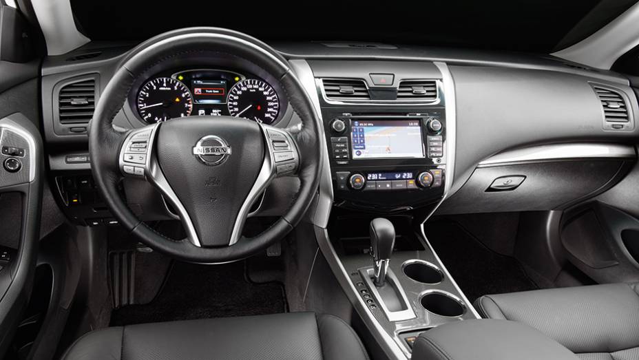 Cabine conservadora, por&eacute;m completa e bem-acabada | <a href="https://beta-develop.quatrorodas.abril.com.br/carros/testes/nissan-altima-sl-2-5-16v-764173.shtml" rel="migration">Leia mais</a>