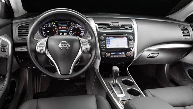 Cabine conservadora, porém completa e bem-acabada | <a href="https://beta-develop.quatrorodas.abril.com.br/carros/testes/nissan-altima-sl-2-5-16v-764173.shtml" rel="migration">Leia mais</a> Cabine conservadora, porém completa e bem-acabada | <a href="https://beta-develop.quatrorodas.abril.com.br/carros/testes/nissan-altima-sl-2-5-16v-764173.shtml" rel="migration">Leia mais</a>