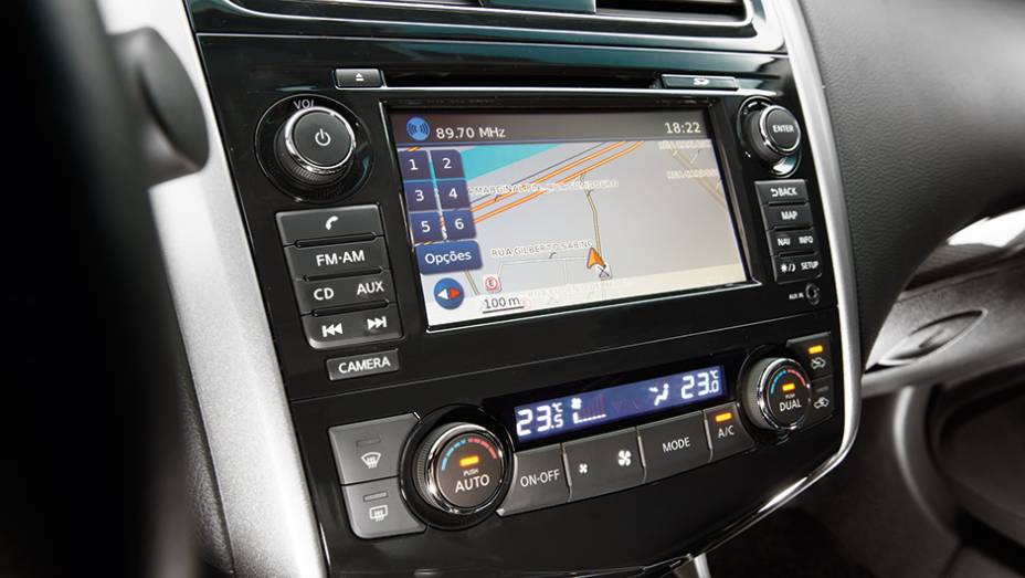 Multim&iacute;dia com GPS e ar digital bizona | <a href="https://beta-develop.quatrorodas.abril.com.br/carros/testes/nissan-altima-sl-2-5-16v-764173.shtml" rel="migration">Leia mais</a>