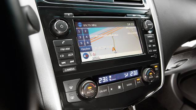 Multimídia com GPS e ar digital bizona | <a href="https://beta-develop.quatrorodas.abril.com.br/carros/testes/nissan-altima-sl-2-5-16v-764173.shtml" rel="migration">Leia mais</a> Multimídia com GPS e ar digital bizona | <a href="https://beta-develop.quatrorodas.abril.com.br/carros/testes/nissan-altima-sl-2-5-16v-764173.shtml" rel="migration">Leia mais</a>