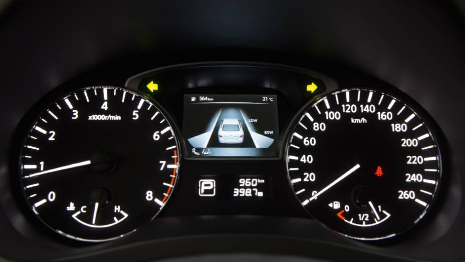 Tela central do painel multifuncional | <a href="https://beta-develop.quatrorodas.abril.com.br/carros/testes/nissan-altima-sl-2-5-16v-764173.shtml" rel="migration">Leia mais</a>