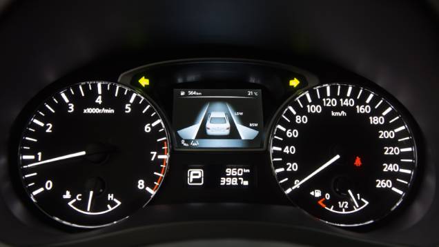 Tela central do painel multifuncional | <a href="https://beta-develop.quatrorodas.abril.com.br/carros/testes/nissan-altima-sl-2-5-16v-764173.shtml" rel="migration">Leia mais</a> Tela central do painel multifuncional | <a href="https://beta-develop.quatrorodas.abril.com.br/carros/testes/nissan-altima-sl-2-5-16v-764173.shtml" rel="migration">Leia mais</a>