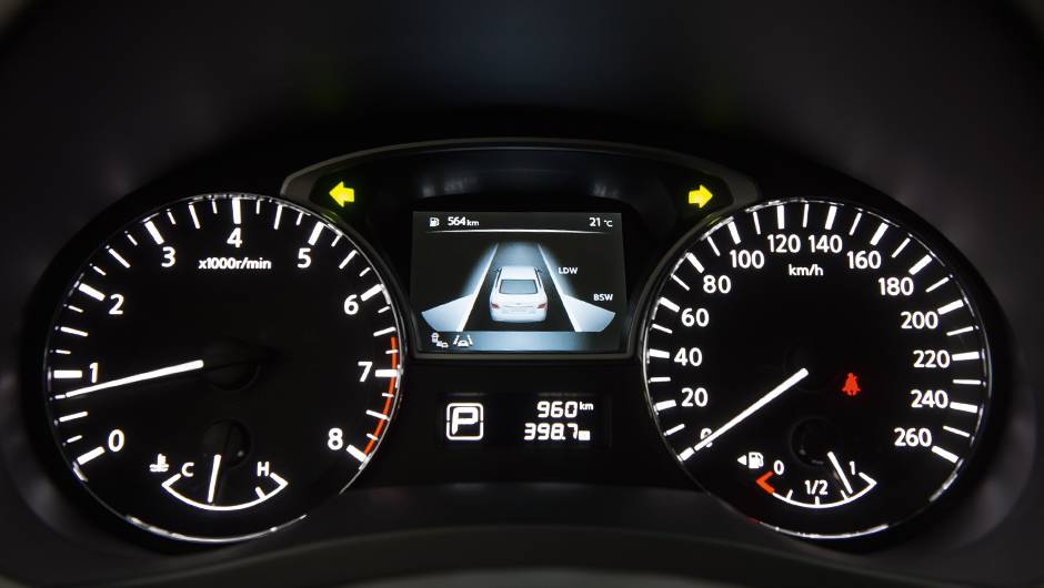 Tela central do painel multifuncional | <a href="https://beta-develop.quatrorodas.abril.com.br/carros/testes/nissan-altima-sl-2-5-16v-764173.shtml" rel="migration">Leia mais</a> Tela central do painel multifuncional | <a href="https://beta-develop.quatrorodas.abril.com.br/carros/testes/nissan-altima-sl-2-5-16v-764173.shtml" rel="migration">Leia mais</a>