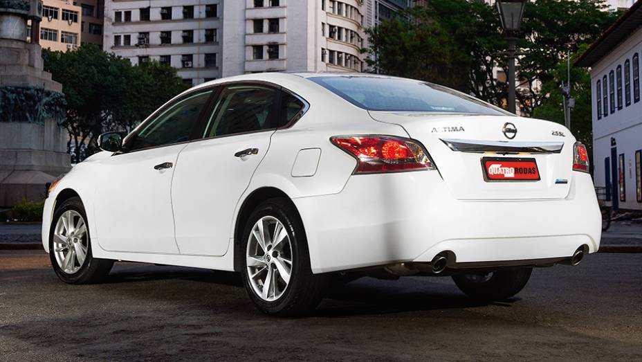 Coluna alongada e porta-malas curto: um discreto ar de cup&ecirc; | <a href="https://beta-develop.quatrorodas.abril.com.br/carros/testes/nissan-altima-sl-2-5-16v-764173.shtml" rel="migration">Leia mais</a>