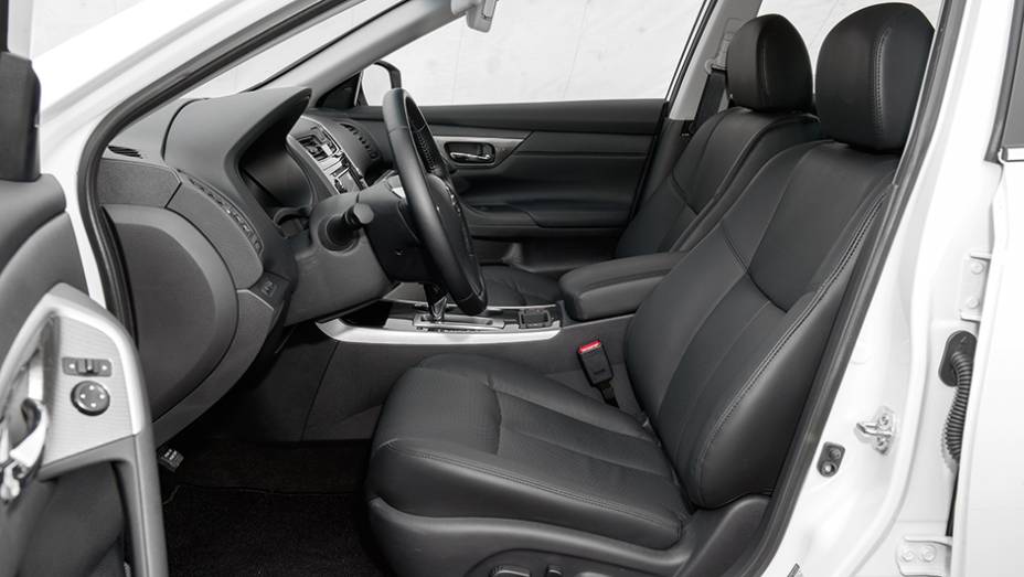 Bancos de couro: o do motorista tem ajustes el&eacute;tricos | <a href="https://beta-develop.quatrorodas.abril.com.br/carros/testes/nissan-altima-sl-2-5-16v-764173.shtml" rel="migration">Leia mais</a>