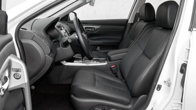 Bancos de couro: o do motorista tem ajustes elétricos | <a href="https://beta-develop.quatrorodas.abril.com.br/carros/testes/nissan-altima-sl-2-5-16v-764173.shtml" rel="migration">Leia mais</a> Bancos de couro: o do motorista tem ajustes elétricos | <a href="https://beta-develop.quatrorodas.abril.com.br/carros/testes/nissan-altima-sl-2-5-16v-764173.shtml" rel="migration">Leia mais</a>